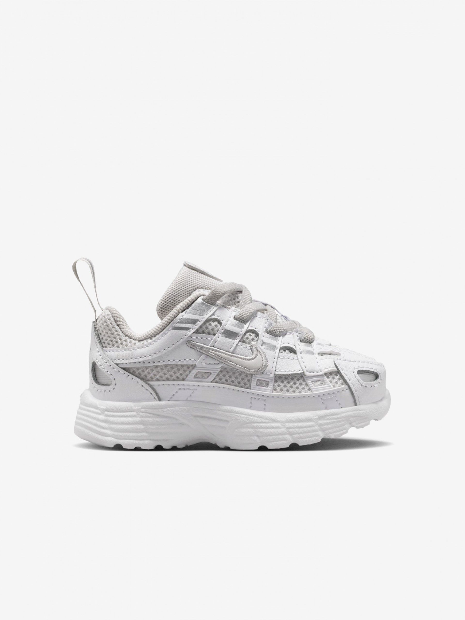 Zapatillas Nike P-6000 Blancas y Plateadas Para Bebé