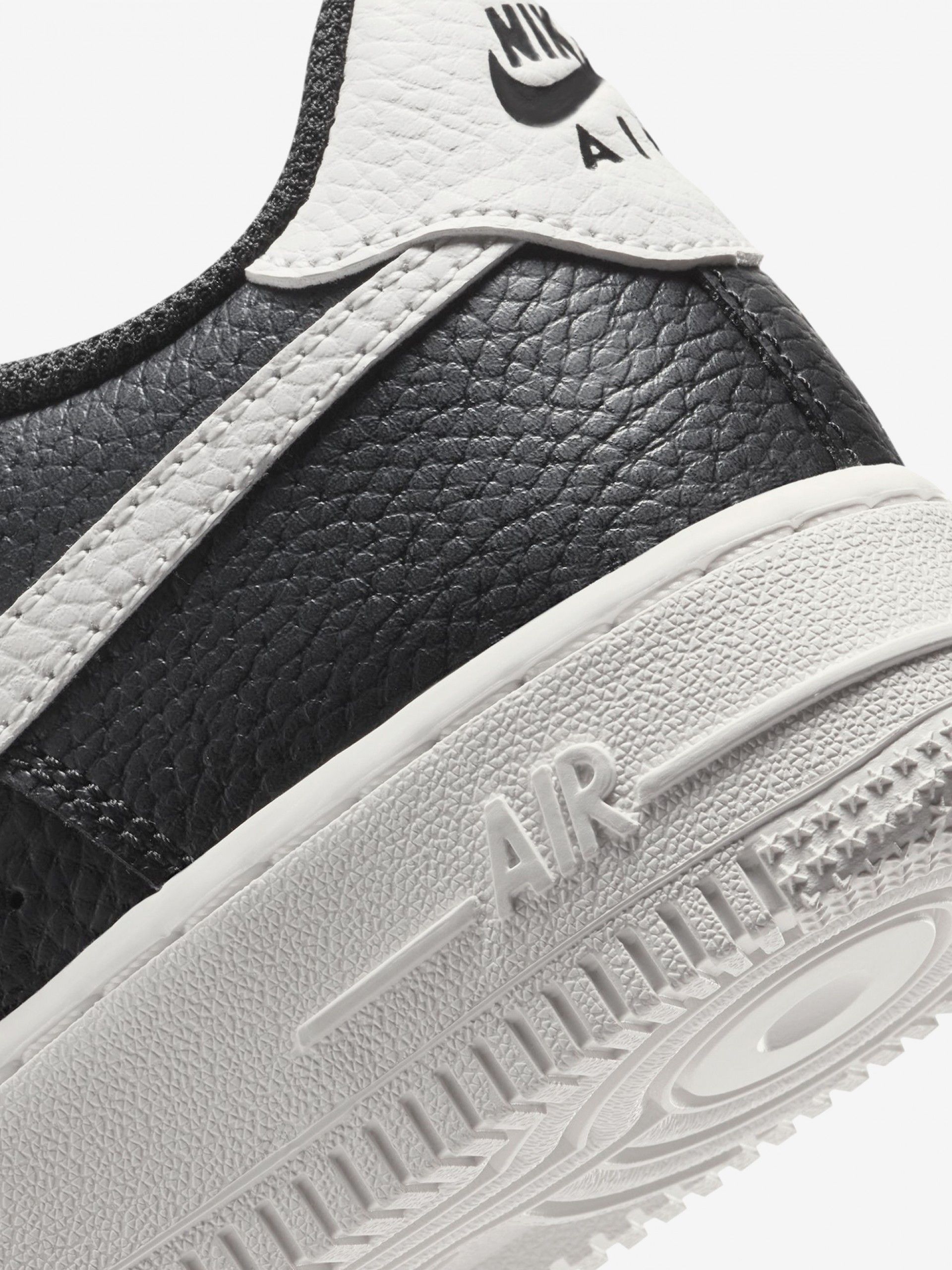 Sapatilhas Nike Air Force 1 Pretas e Brancas Júnior