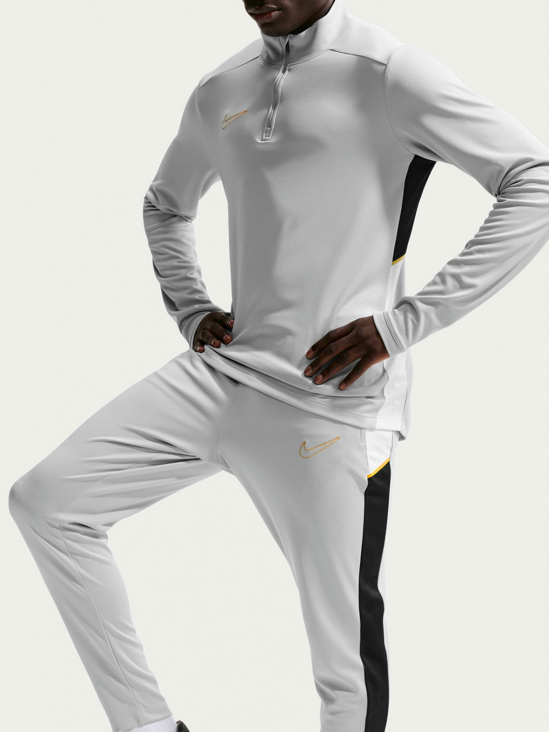 Pantalones de Fútbol Nike Academy Dri-FIT Grises, Negros y Dorados Para Hombre
