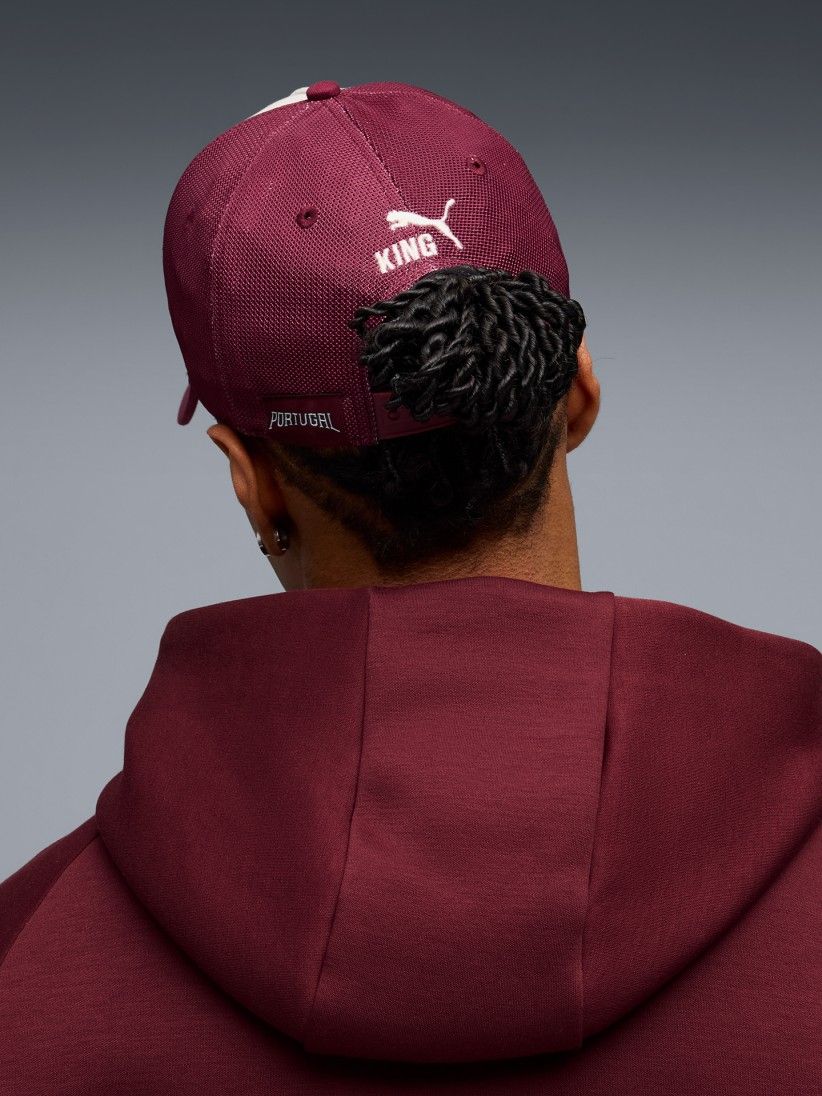 Gorra Puma Portugal King Trucker 2026 Burdeos y Beige Gorra Puma Portugal King Trucker 2026 Burdeos y Beige