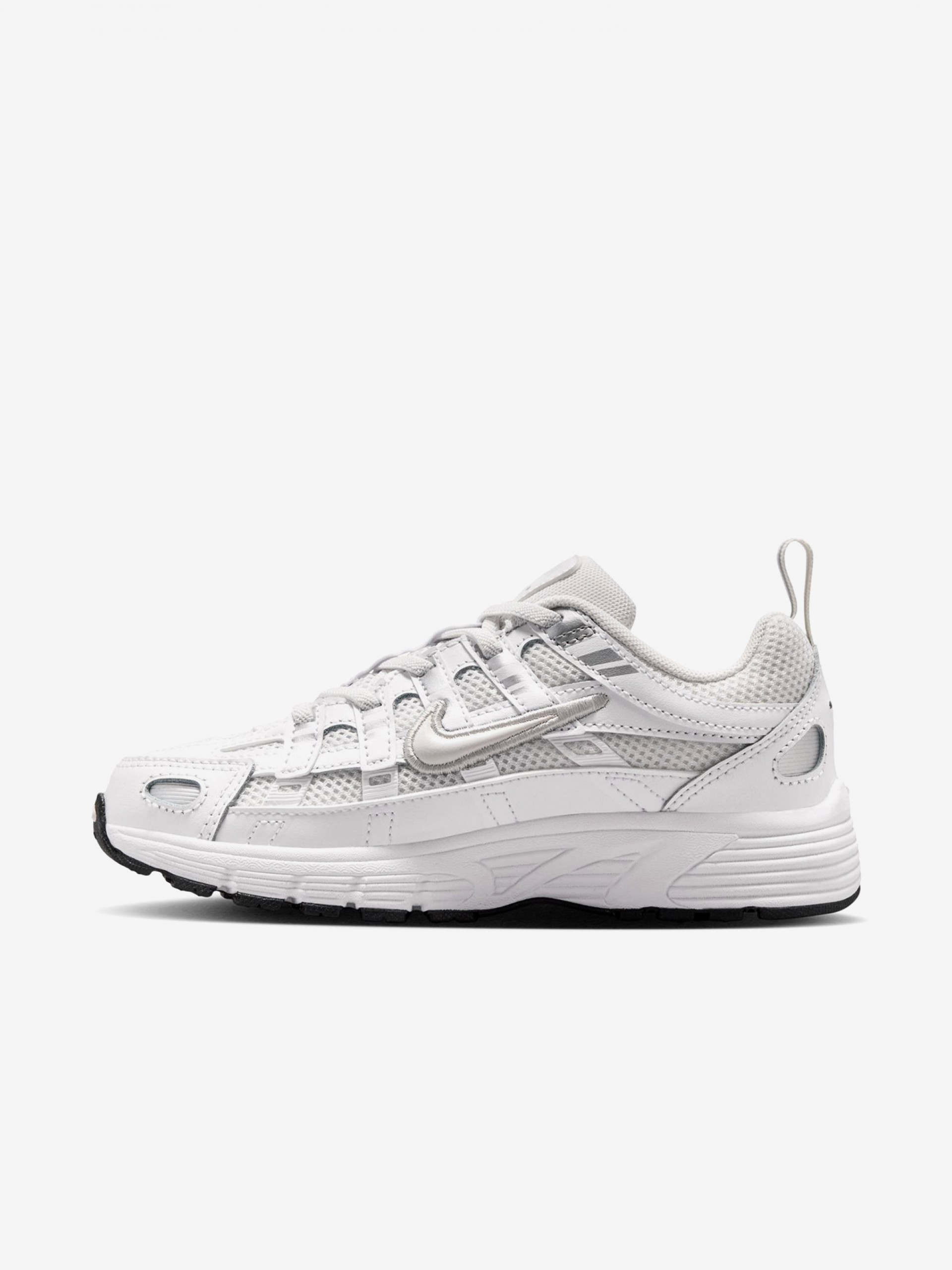 Zapatillas Nike P-6000 Blancas y Plateadas Para Niño