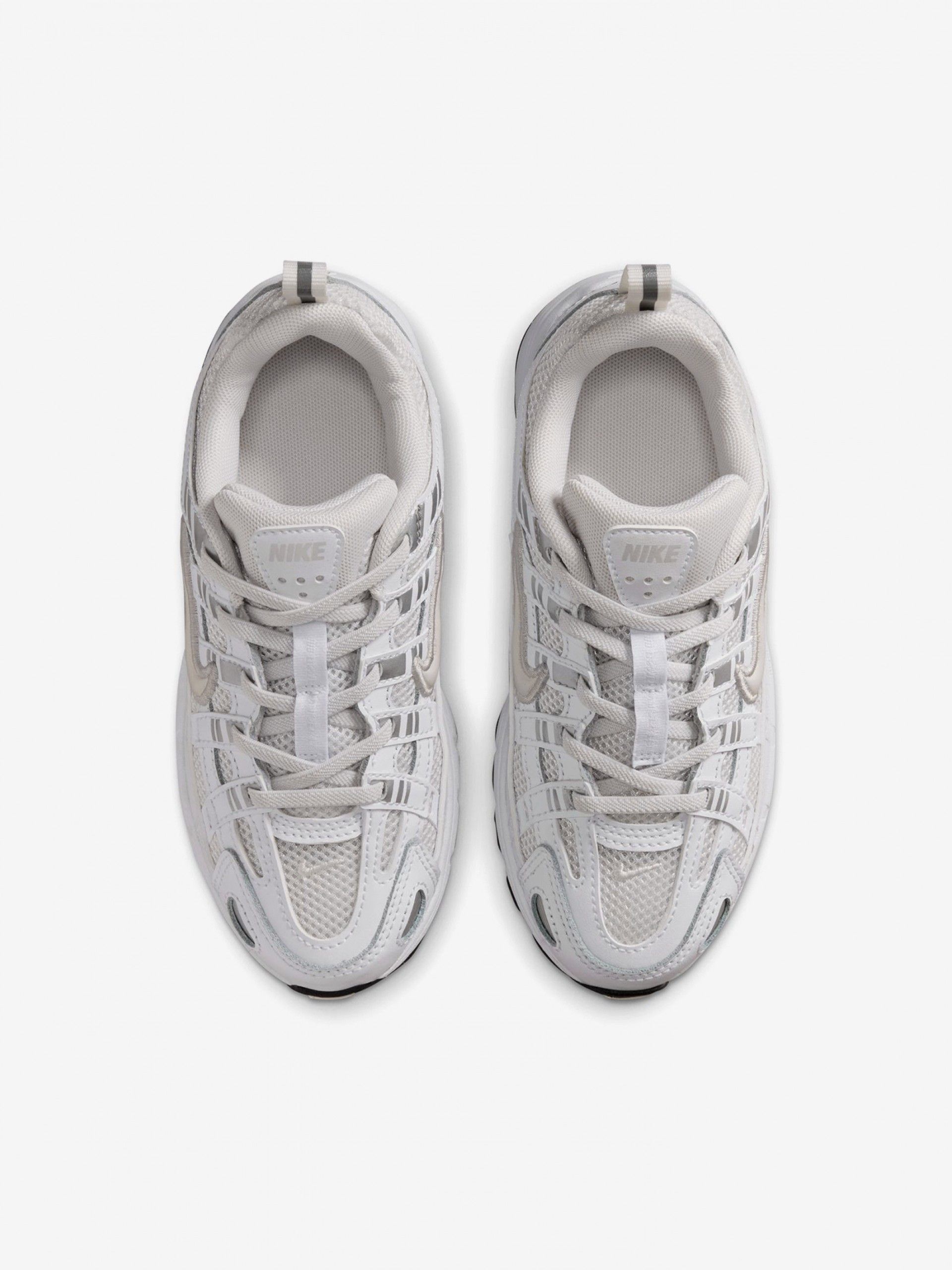 Zapatillas Nike P-6000 Blancas y Plateadas Para Niño
