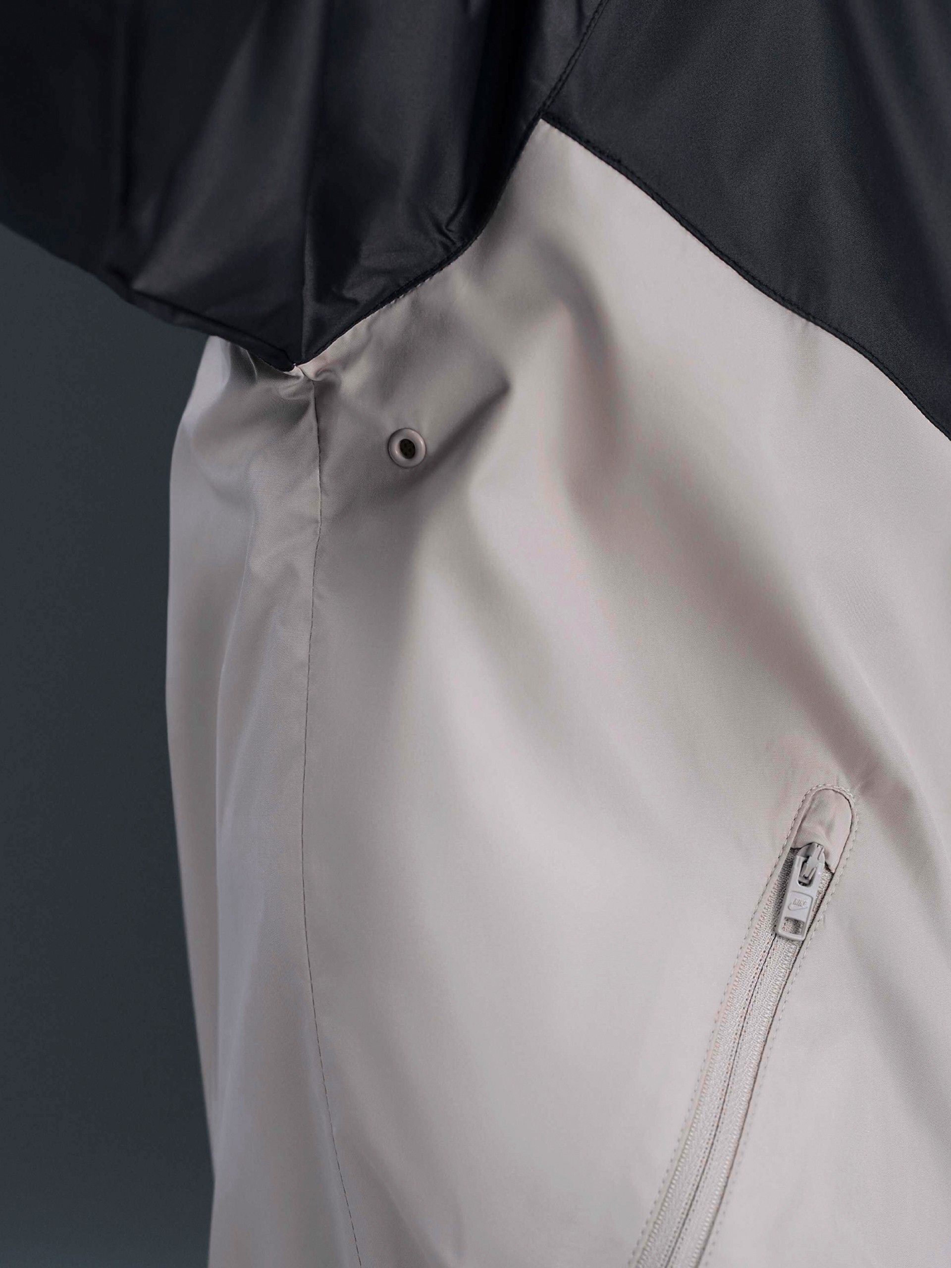 Chaqueta Cortavientos con Capucha Nike Windrunner Negra y Beige Para Hombre