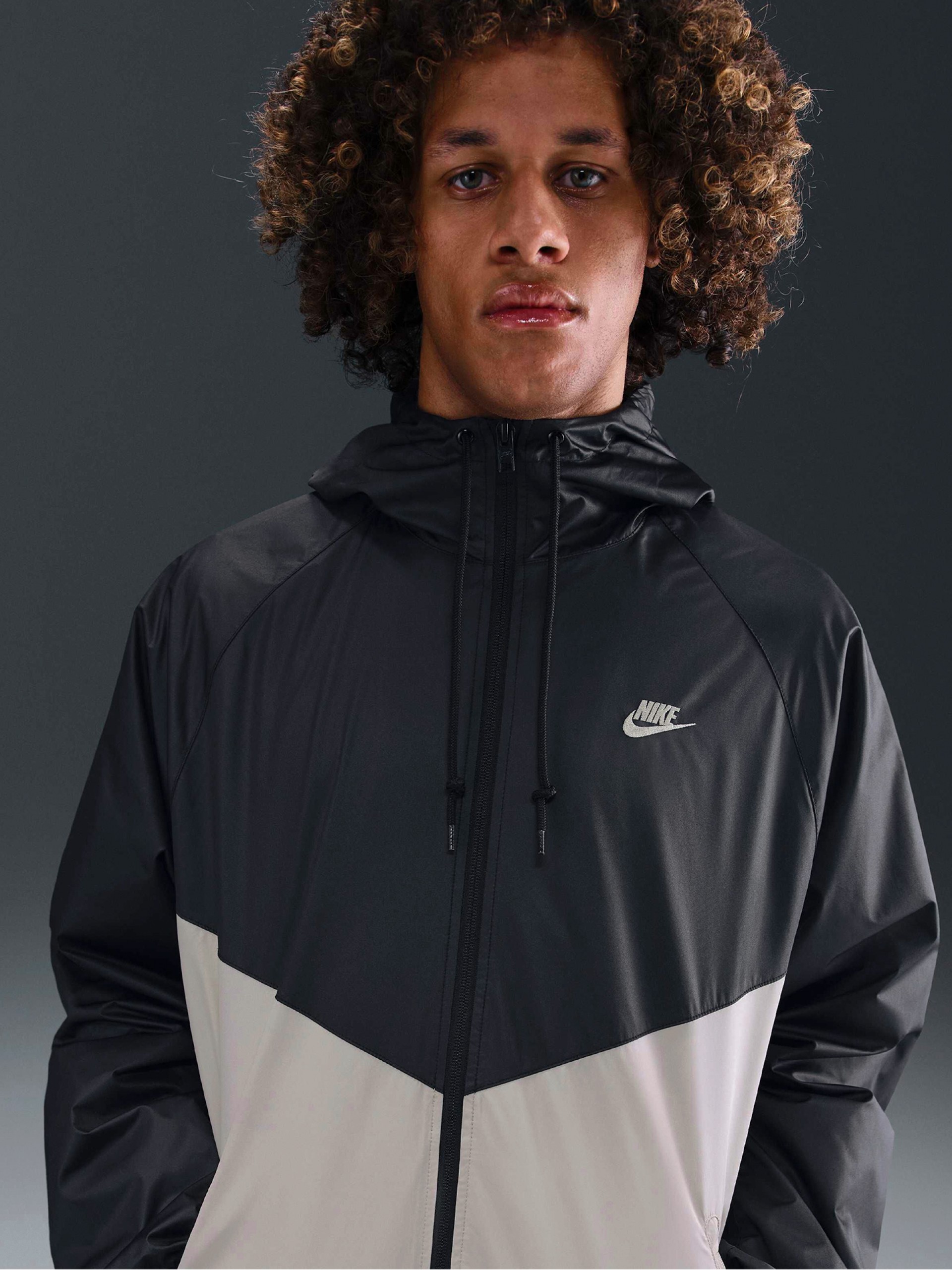 Chaqueta Cortavientos con Capucha Nike Windrunner Negra y Beige Para Hombre
