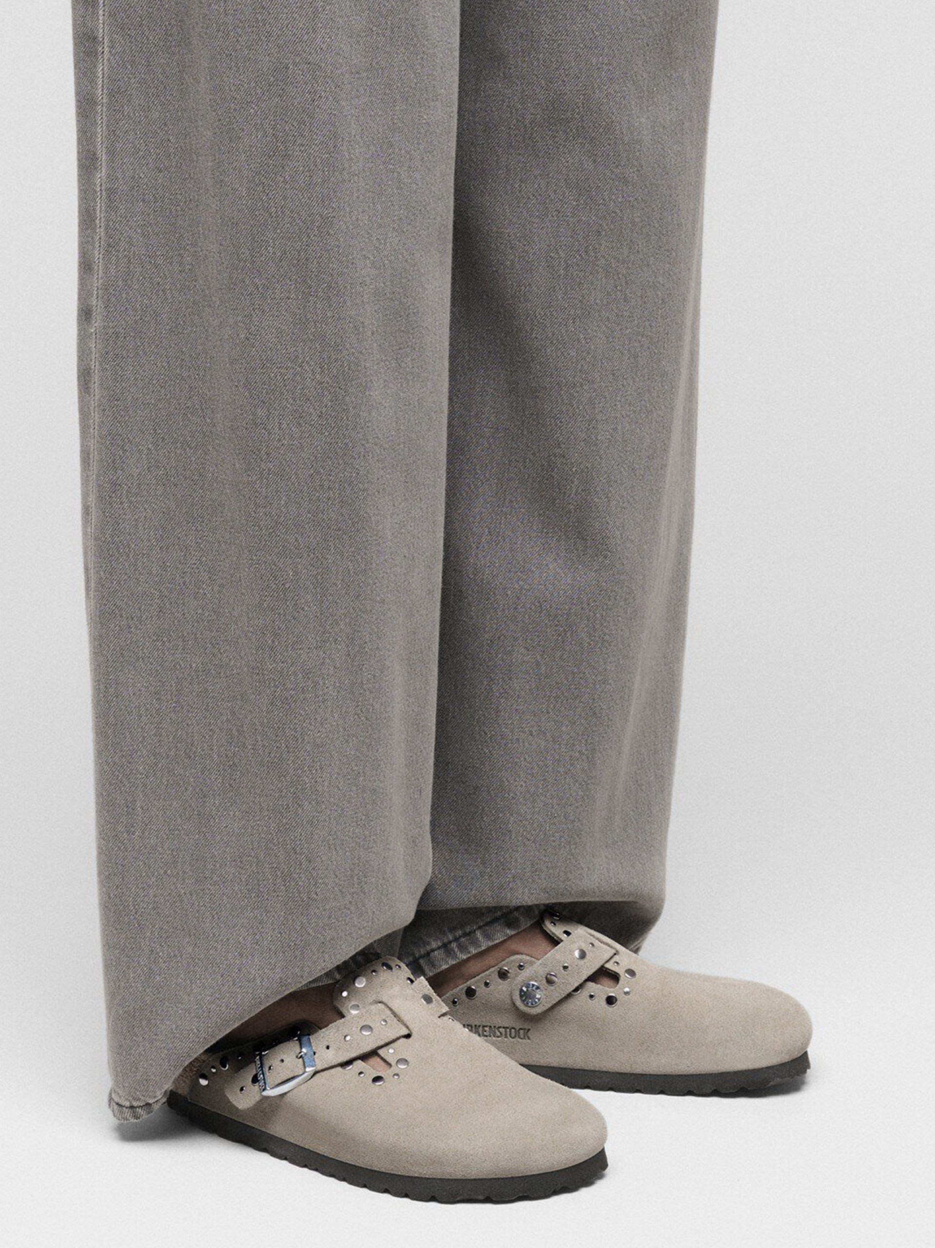 Chinelos Birkenstock Boston Rivets Couro em Camurça Bege