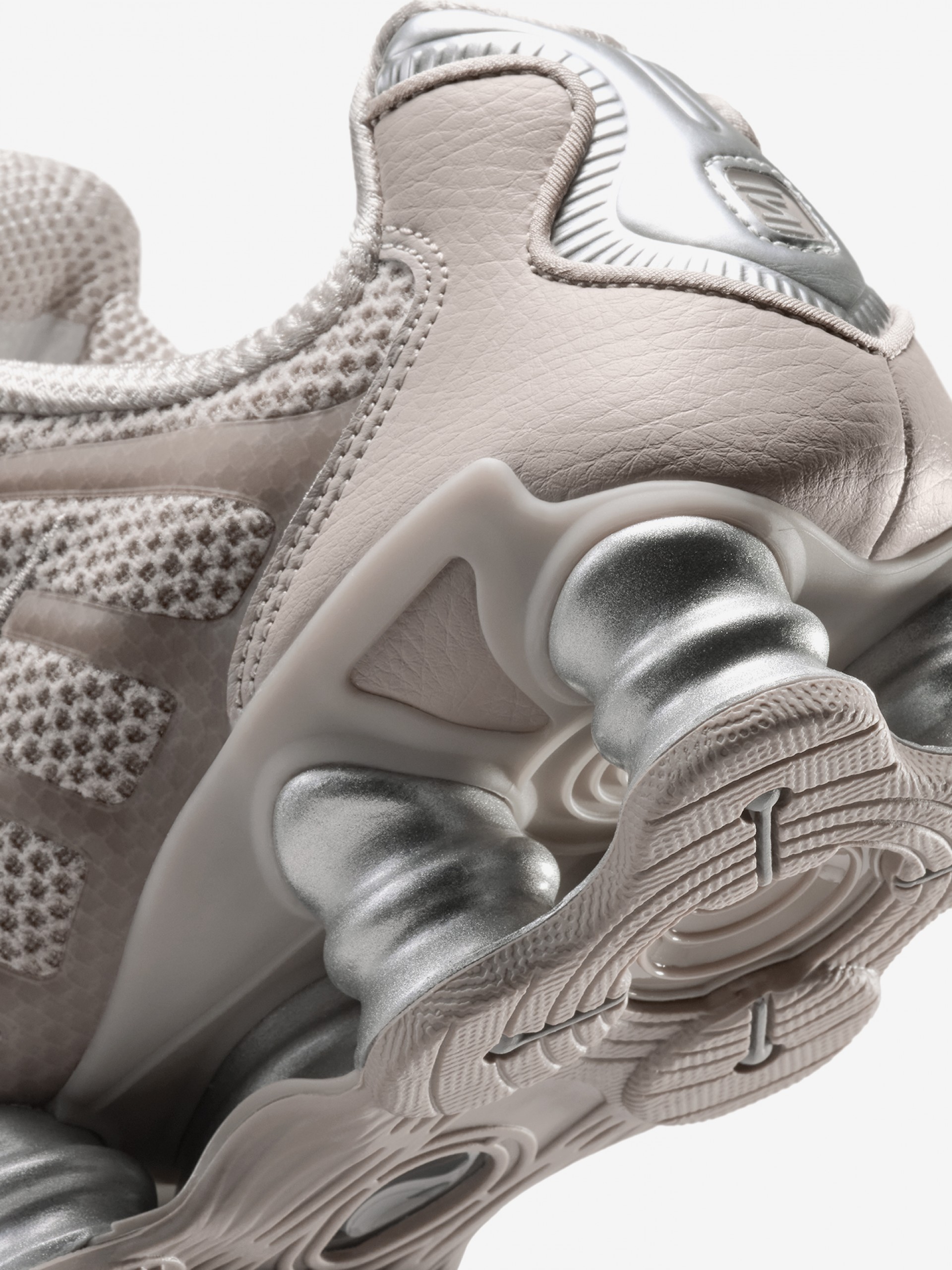 Sapatilhas Nike Shox TL Bege e Prateadas Para Mulher