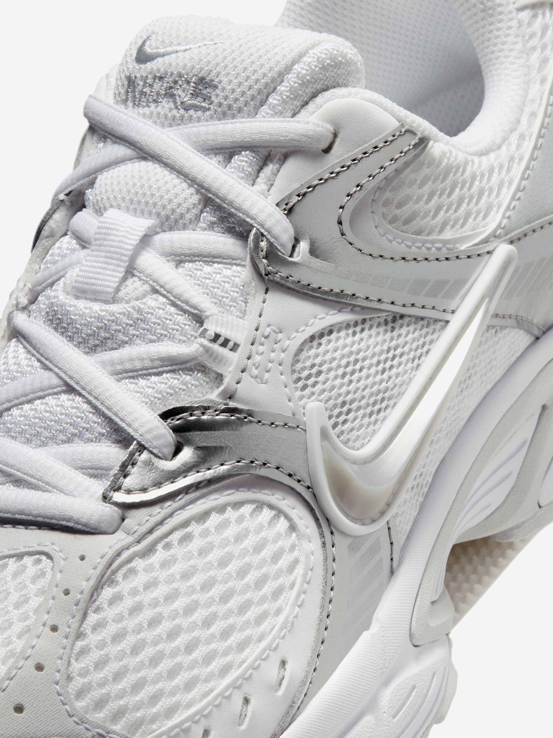 Sapatilhas Nike V5 RNR Brancas e Prateadas Para Mulher