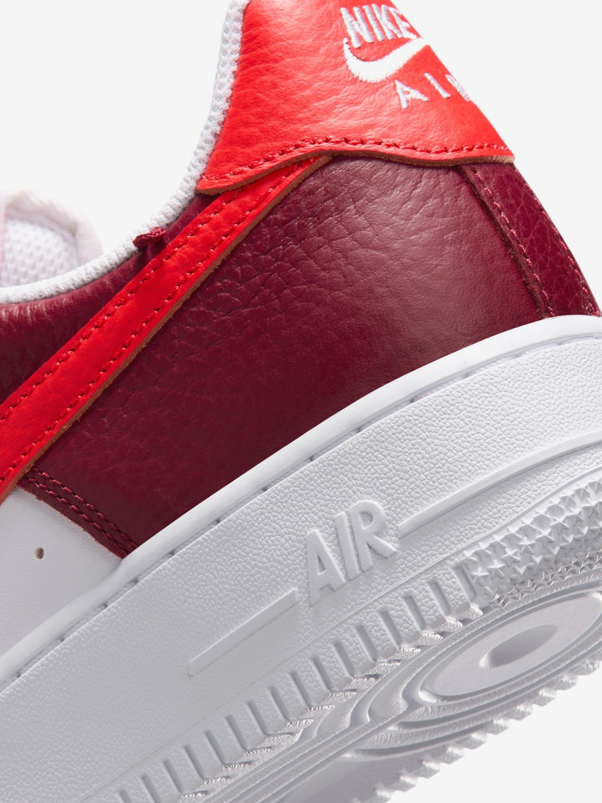 Zapatillas Nike Air Force 1 07 Low Blancas, Burdeos y Rojas Para Mujer