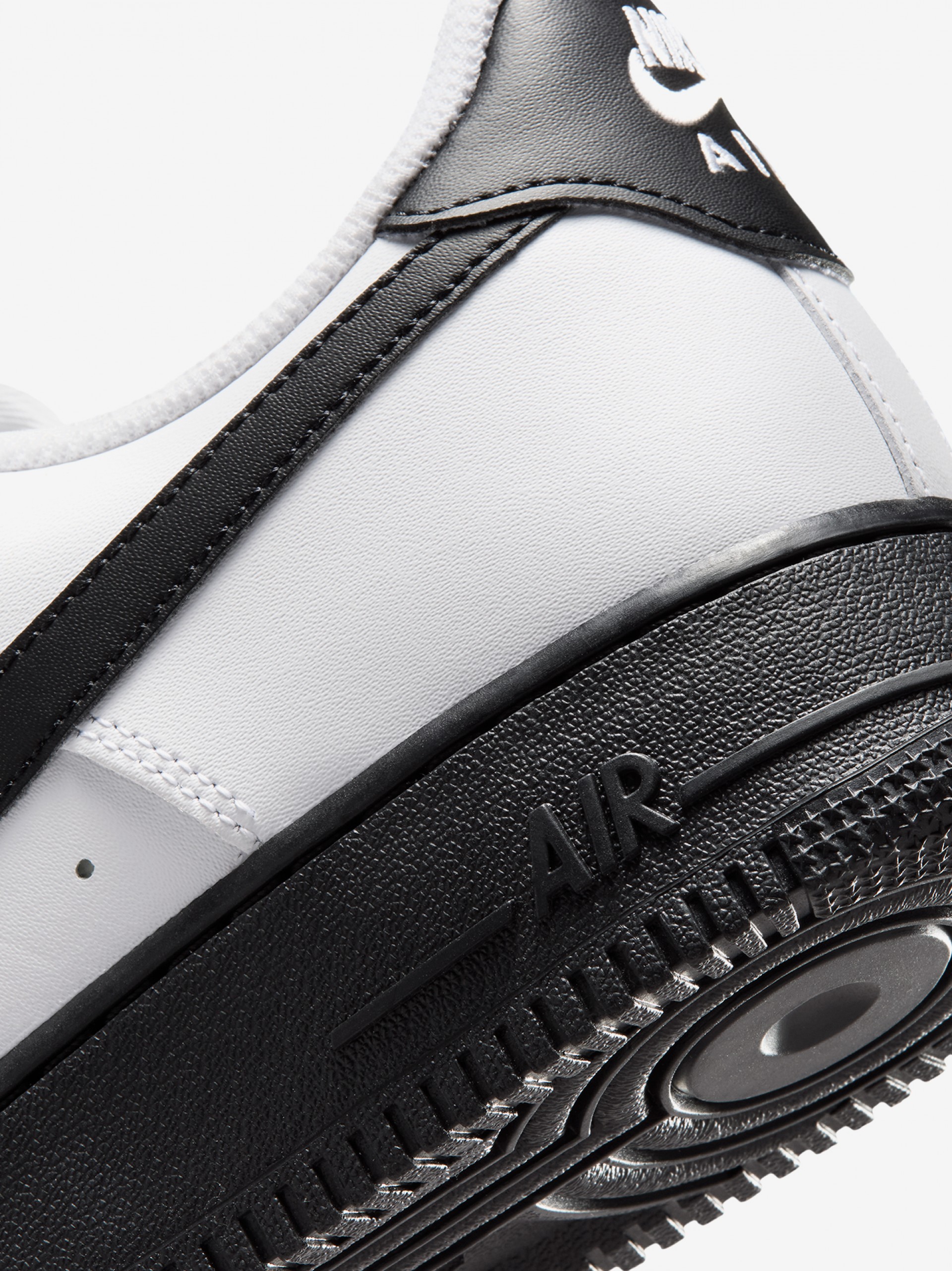Sapatilhas Nike Air Force 1 07 Brancas e Pretas Para Homem