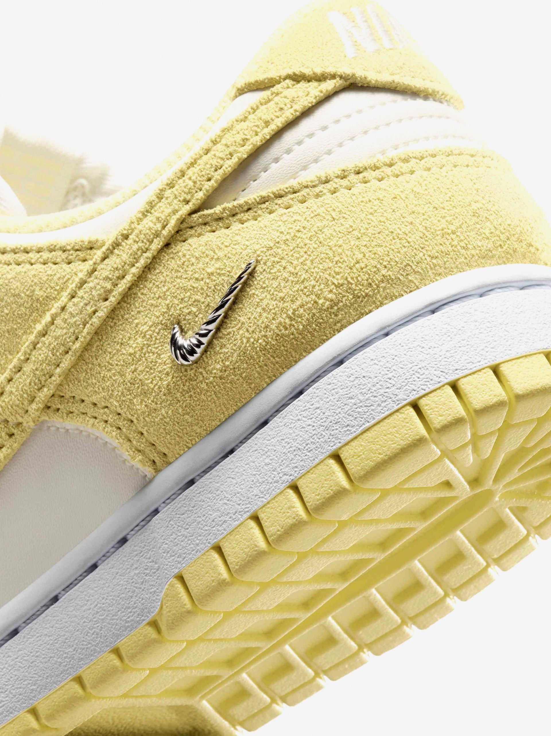 Zapatillas Nike Dunk Low SE Amarillas y Beige Para Mujer