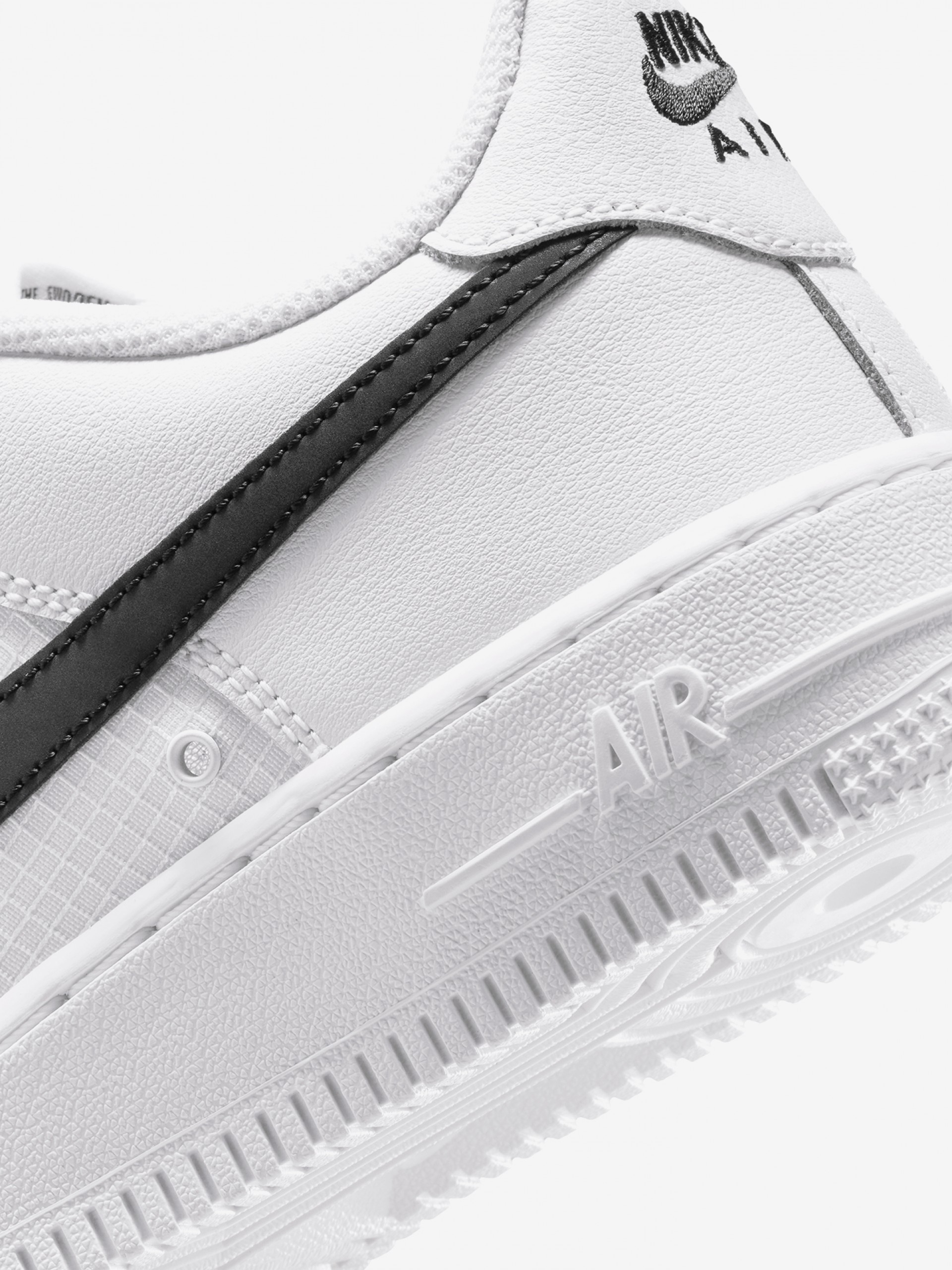 Sapatilhas Nike Air Force 1 Low Tech Brancas e Pretas Júnior