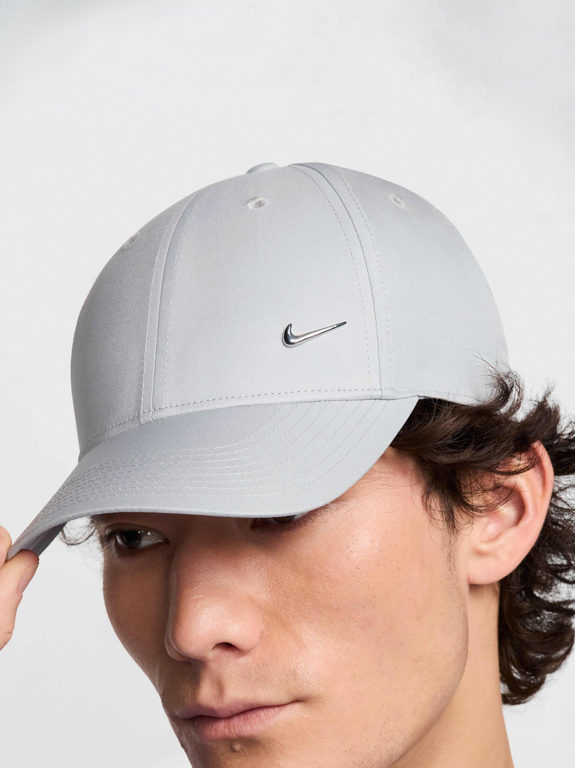 Nike Dri-FIT Club Structured Metal Swoosh Grey Cap