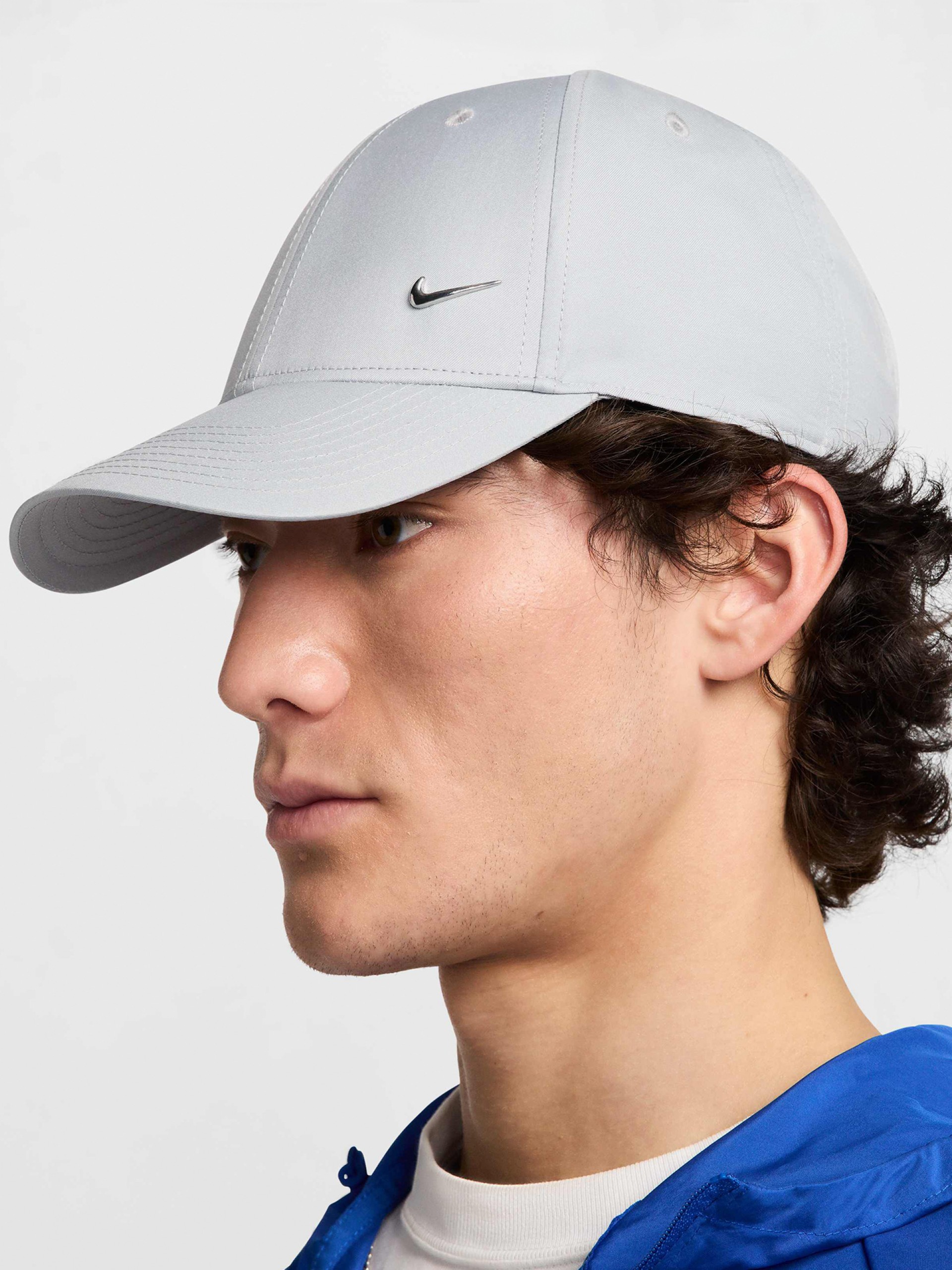 Gorra Nike Dri-FIT Club Structured Metal Swoosh Gris