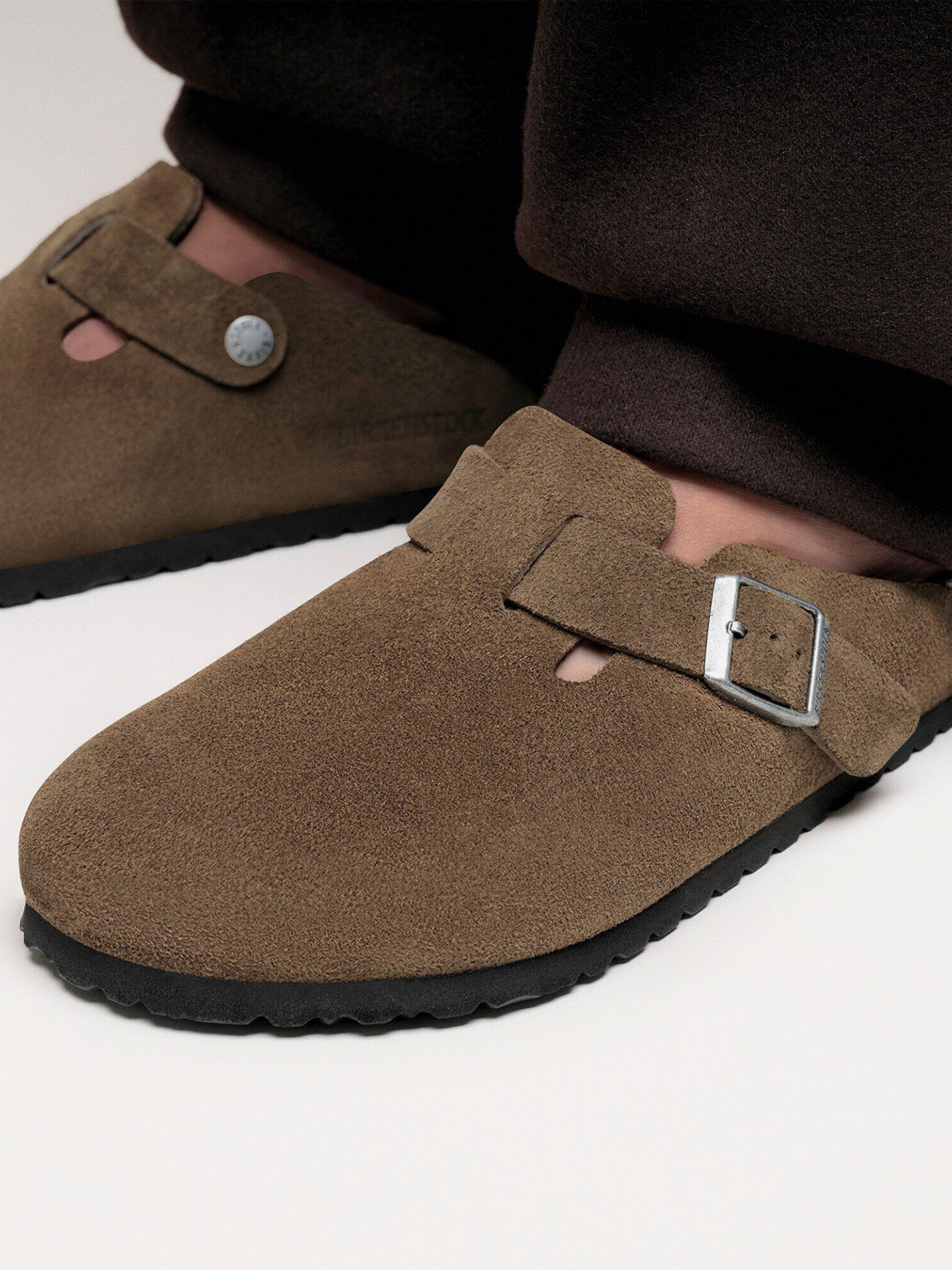 Chinelos Birkenstock Boston Soft Footbed Couro em Camurça Castanhos