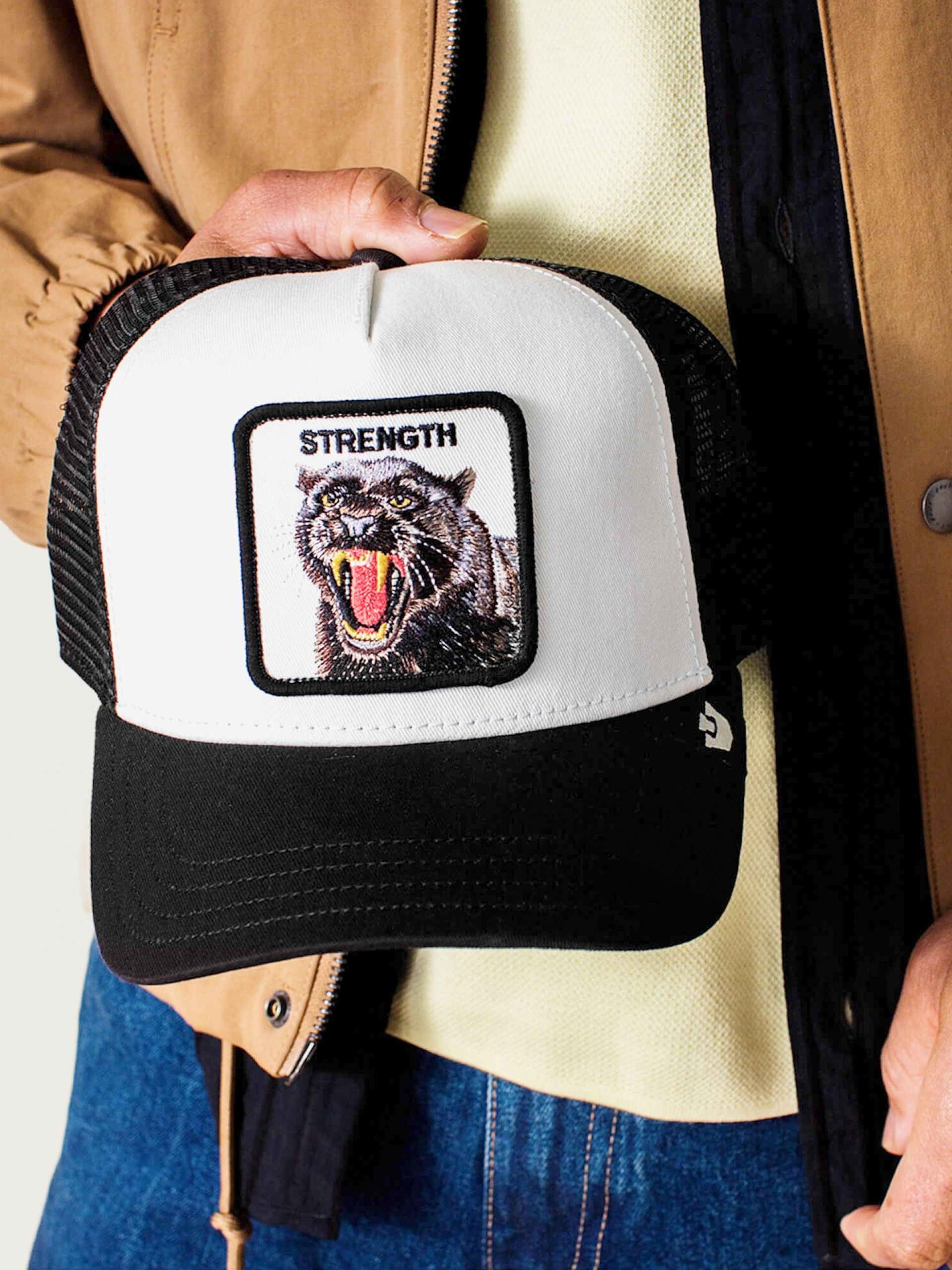 Boné Goorin Bros Strenght Panther Trucker Branco e Preto
