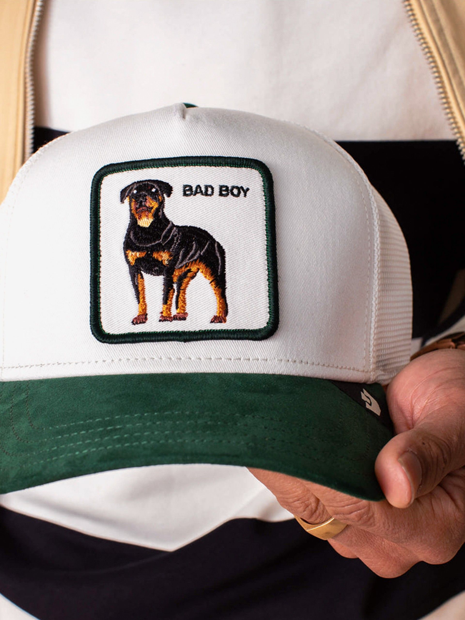 Gorra Goorin Bros Suede Bad Boy Trucker Blanca y Verde