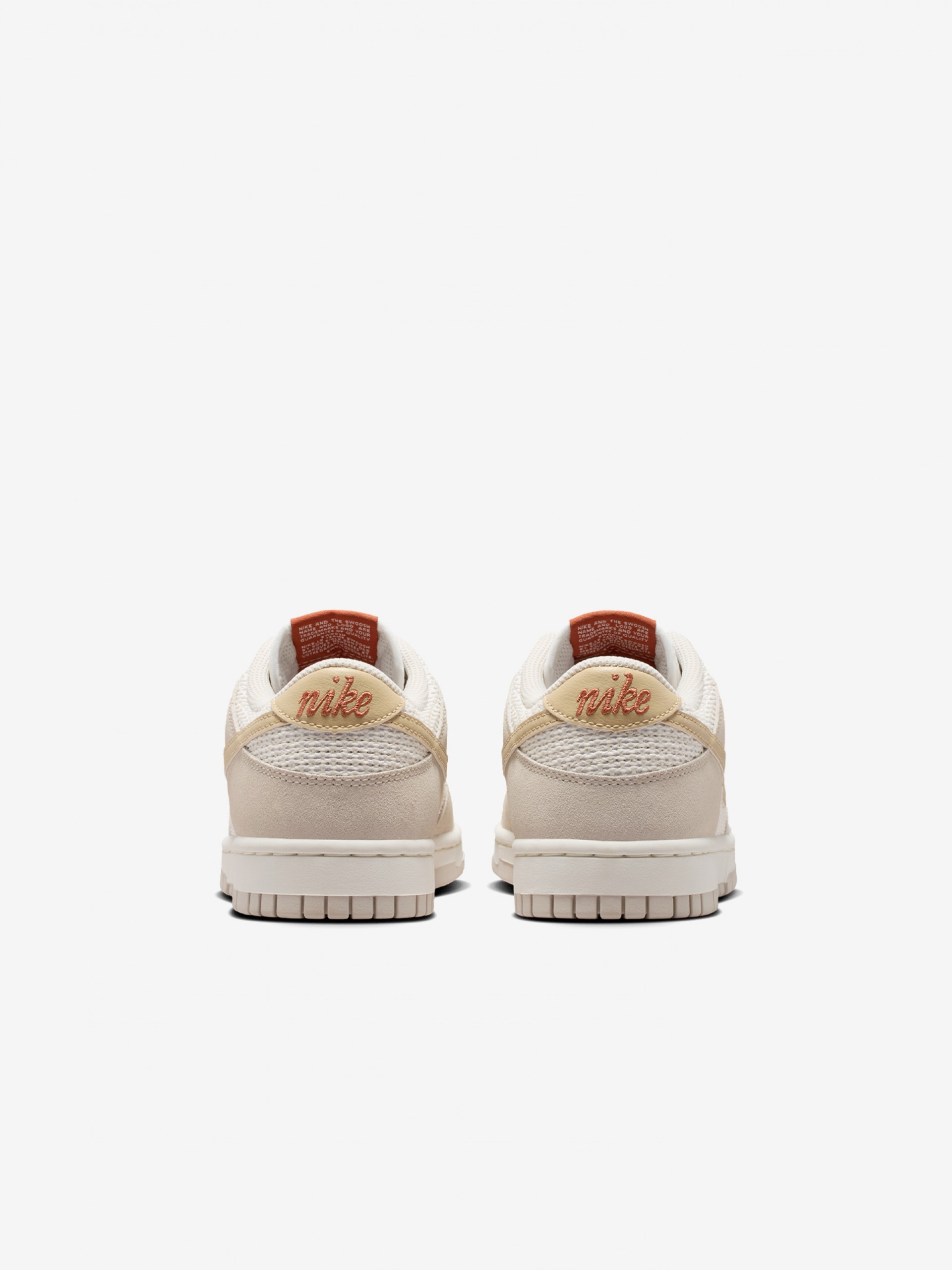 Sapatilhas Nike Dunk Low SE Bege e Brancas Para Mulher