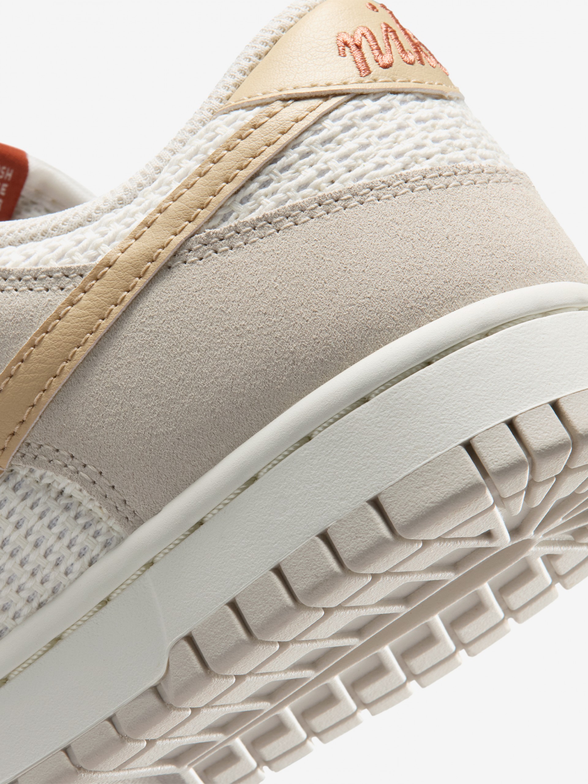 Sapatilhas Nike Dunk Low SE Bege e Brancas Para Mulher