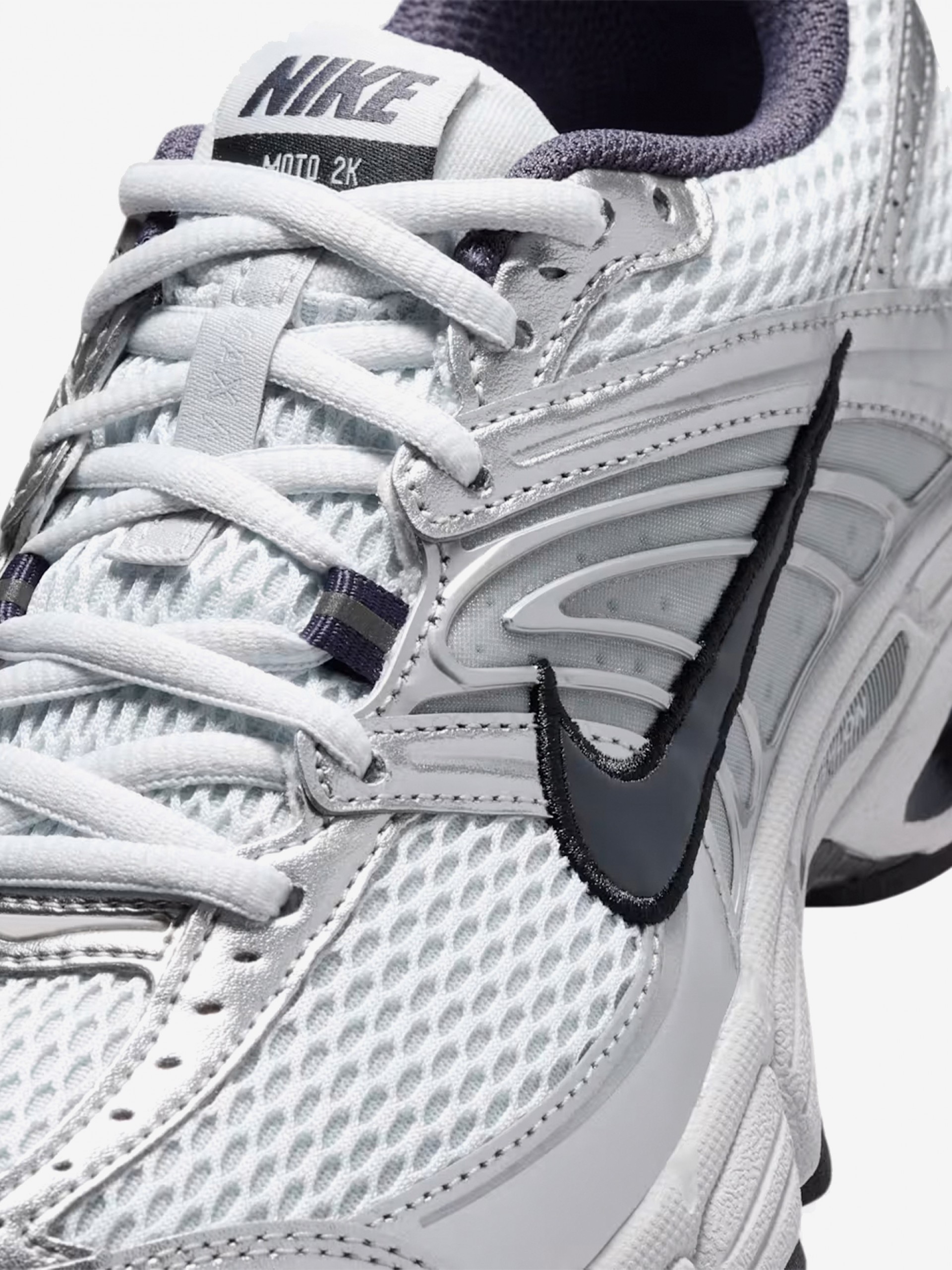 Sapatilhas Nike Air Max Moto 2K Brancas e Prateadas Para Mulher