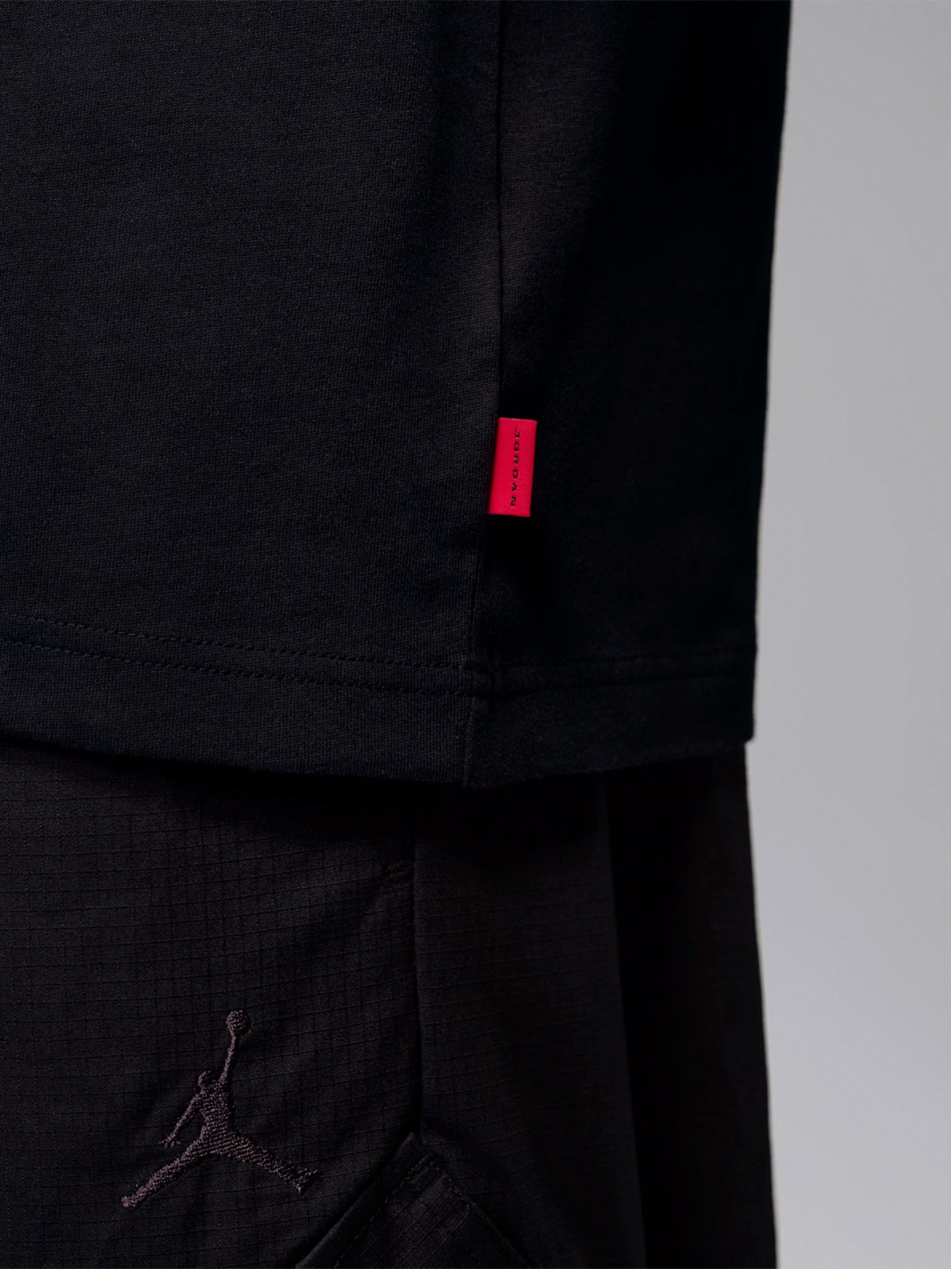 Camiseta Nike Jordan Brooklyn Negra y Roja Para Hombre