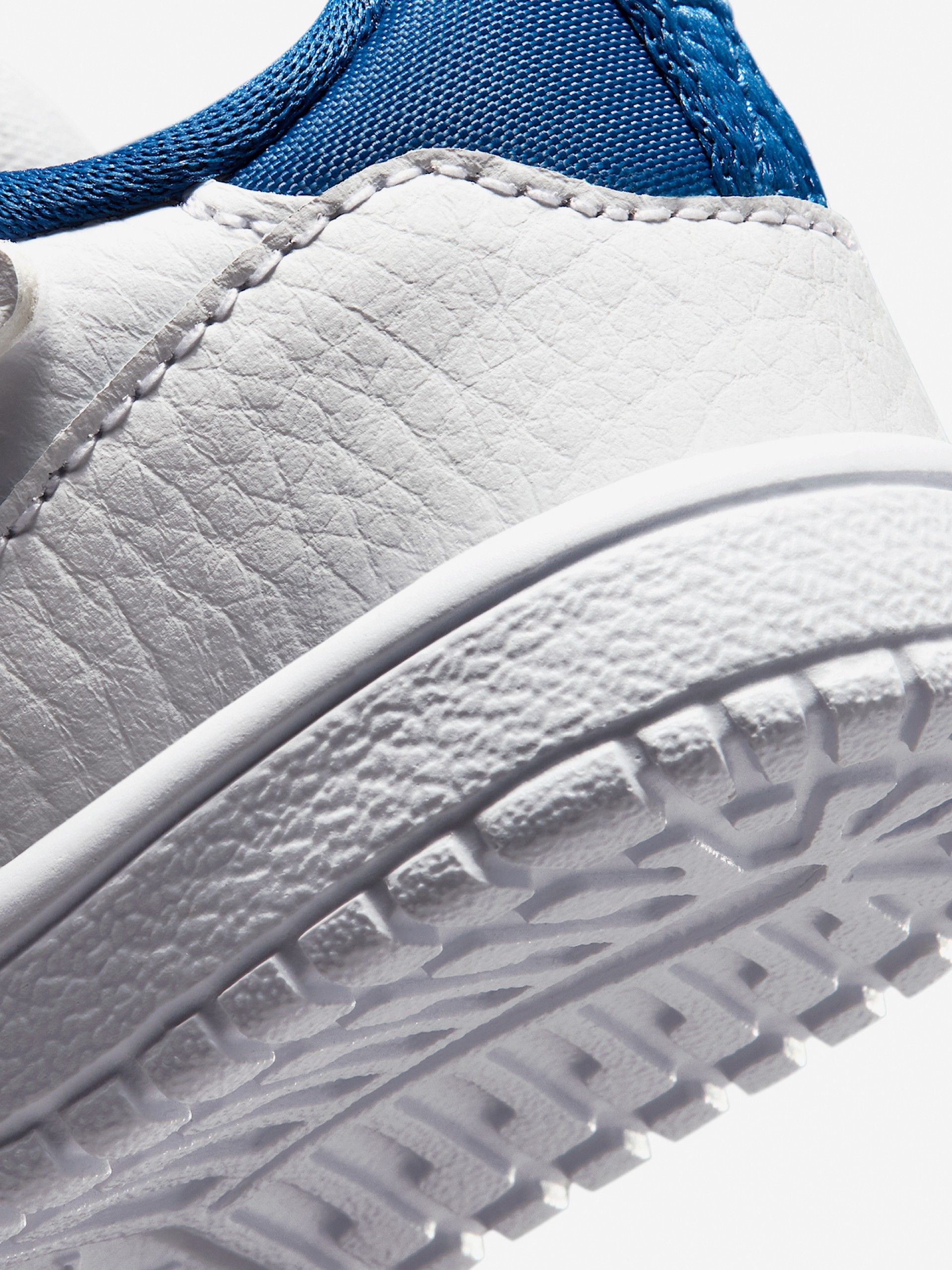 Zapatillas Nike Jordan Court Connect Low Blancas, Azules y Rojas Para Bebé y Niño