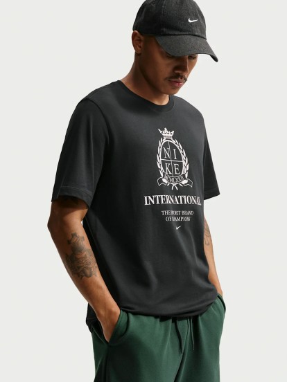 T-shirt Nike Sportswear Club Preta Para Homem T-shirt Nike Sportswear Club Preta Para Homem