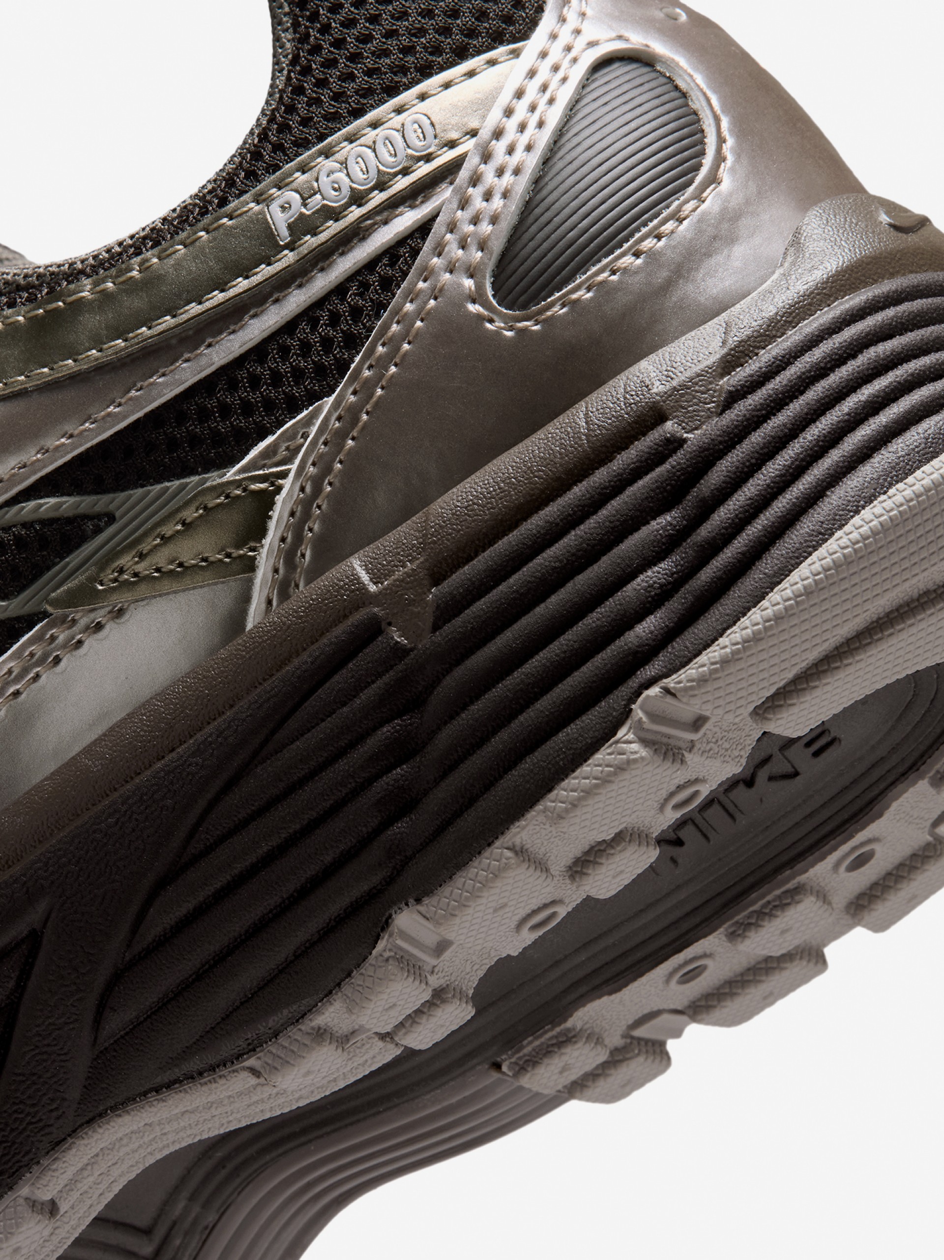 Sapatilhas Nike P-6000 Castanhas e Prateadas Para Mulher