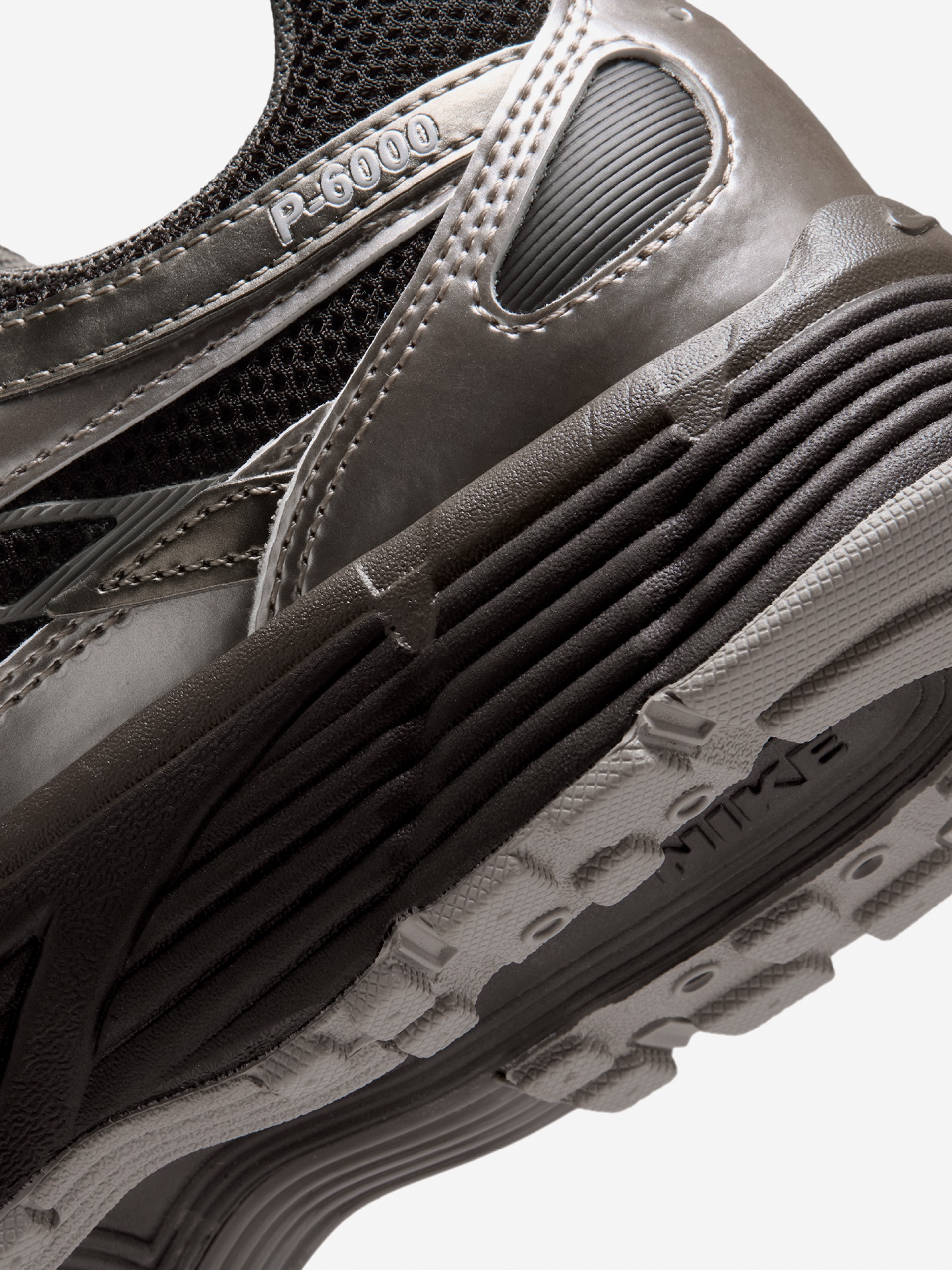 Sapatilhas Nike P-6000 Castanhas e Prateadas Para Mulher