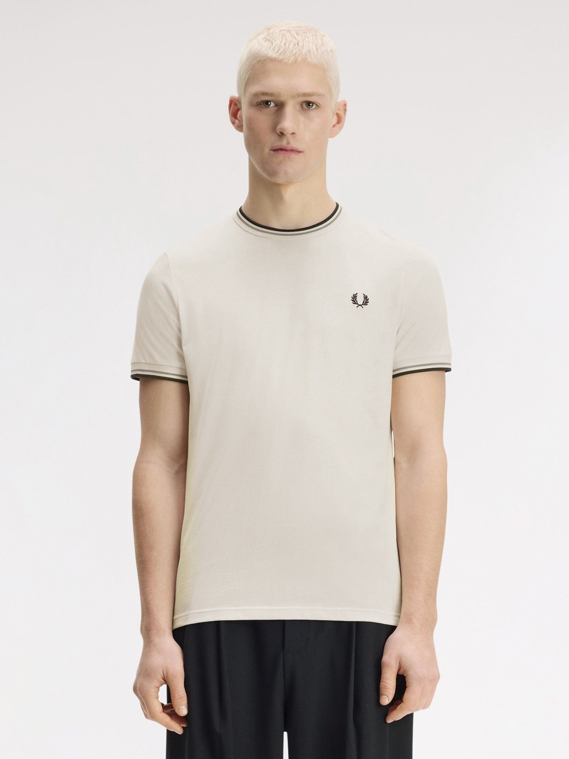 Camiseta Fred Perry Twin Tipped Beige, Verde y Azul