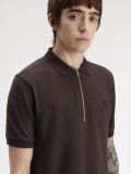 Polo com Fecho Fred Perry Crepe Piqué Castanho Polo com Fecho Fred Perry Crepe Piqué Castanho