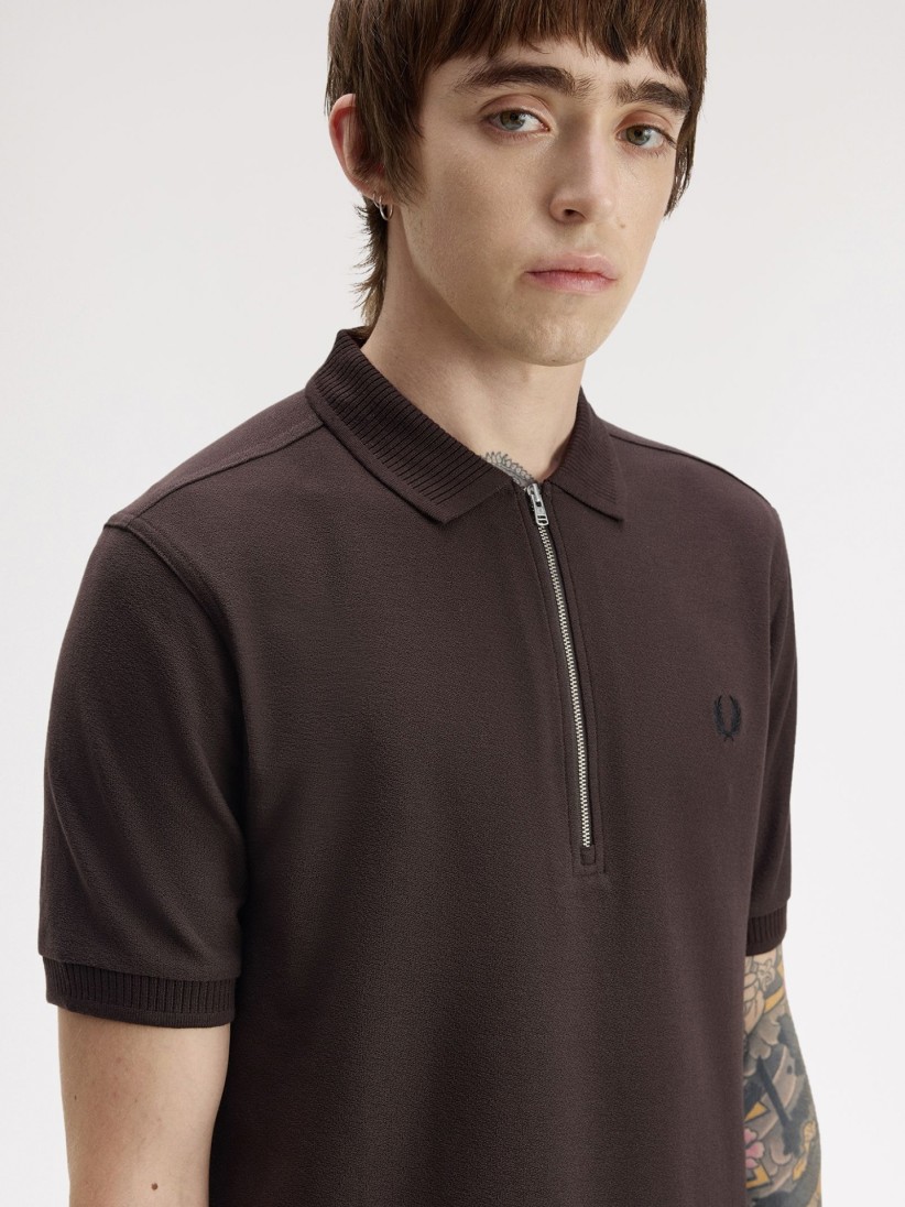 Polo com Fecho Fred Perry Crepe Piqué Castanho Polo com Fecho Fred Perry Crepe Piqué Castanho