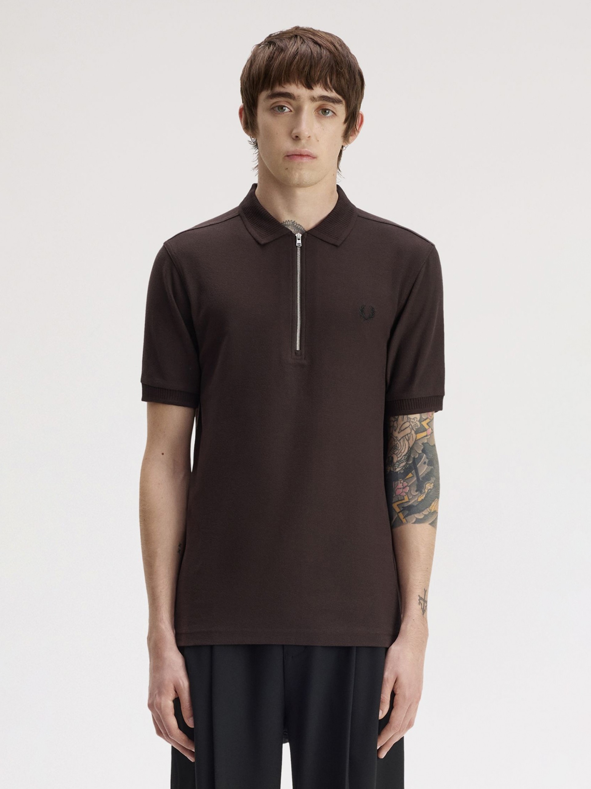 Polo com Fecho Fred Perry Crepe Piqué Castanho
