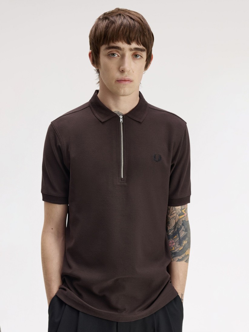 Polo com Fecho Fred Perry Crepe Piqué Castanho Polo com Fecho Fred Perry Crepe Piqué Castanho