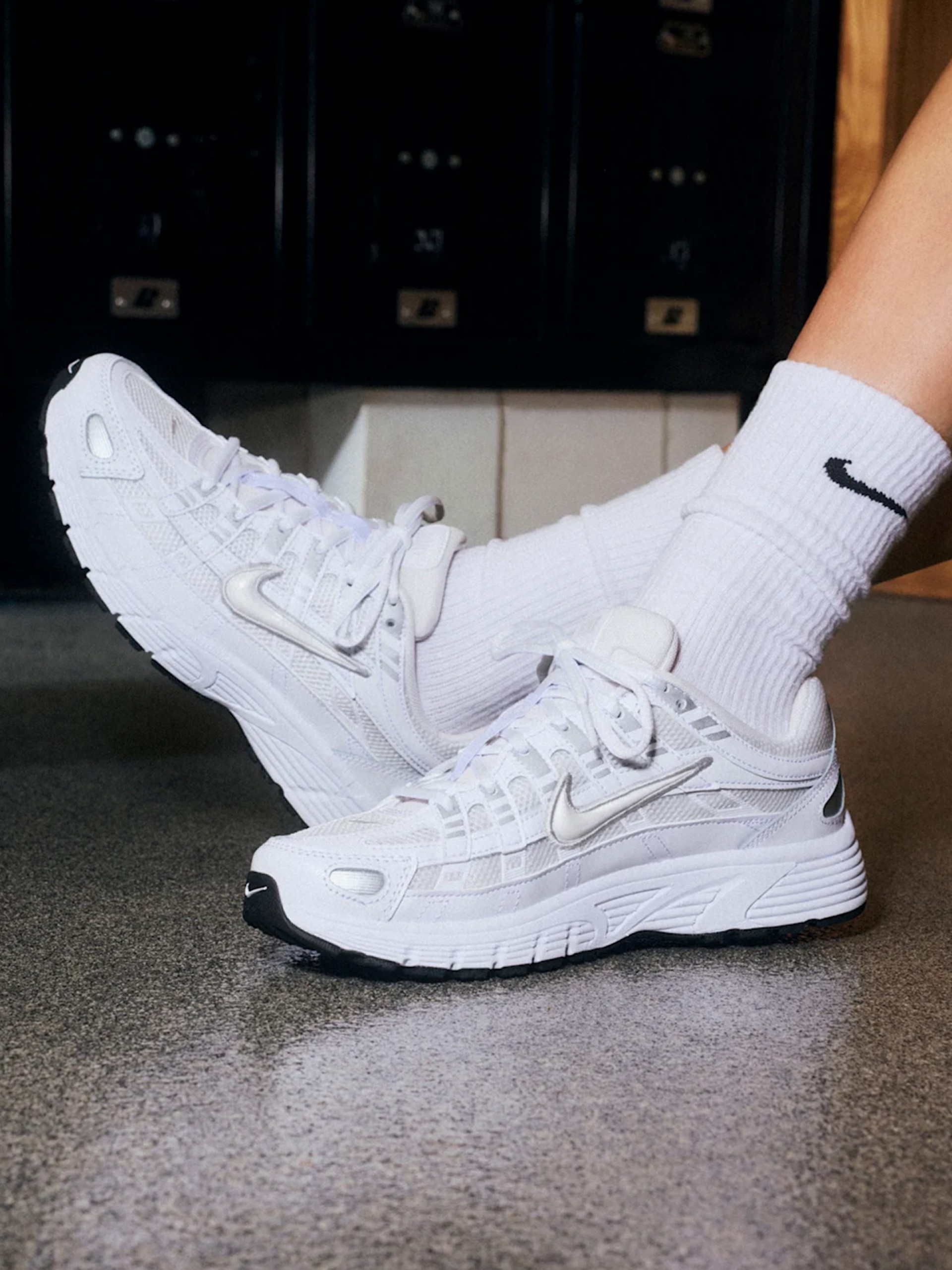 Zapatillas Nike P-6000 Blancas y Plateadas Júnior