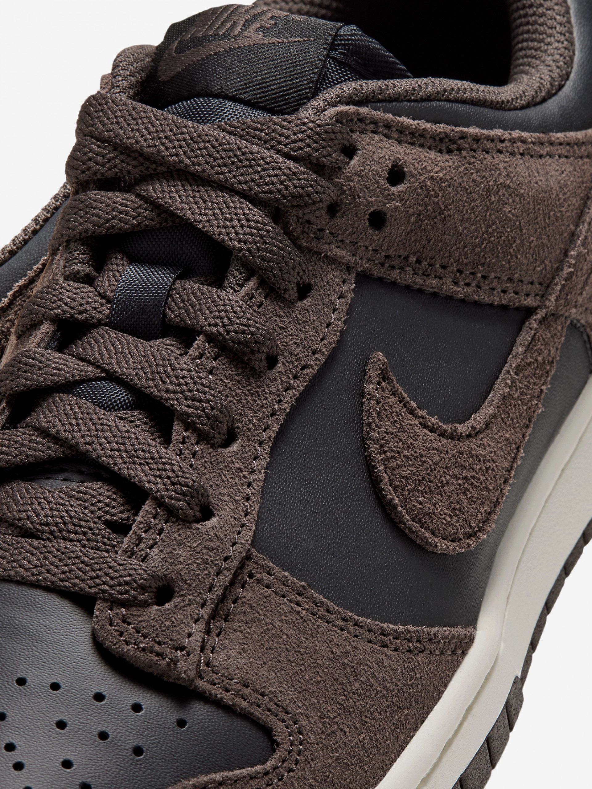 Sapatilhas Nike Dunk Low Castanhas e Pretas Para Mulher