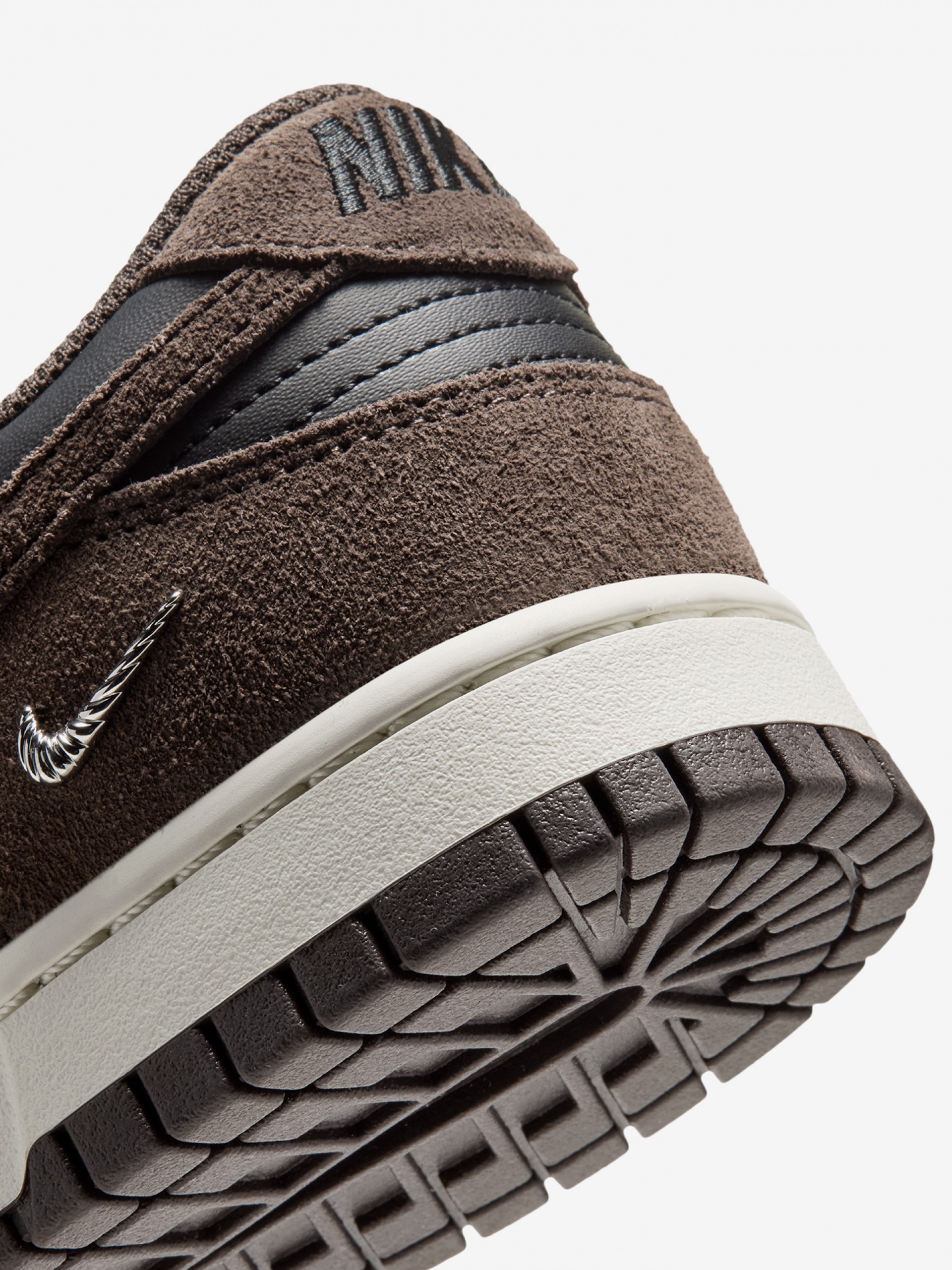 Sapatilhas Nike Dunk Low Castanhas e Pretas Para Mulher