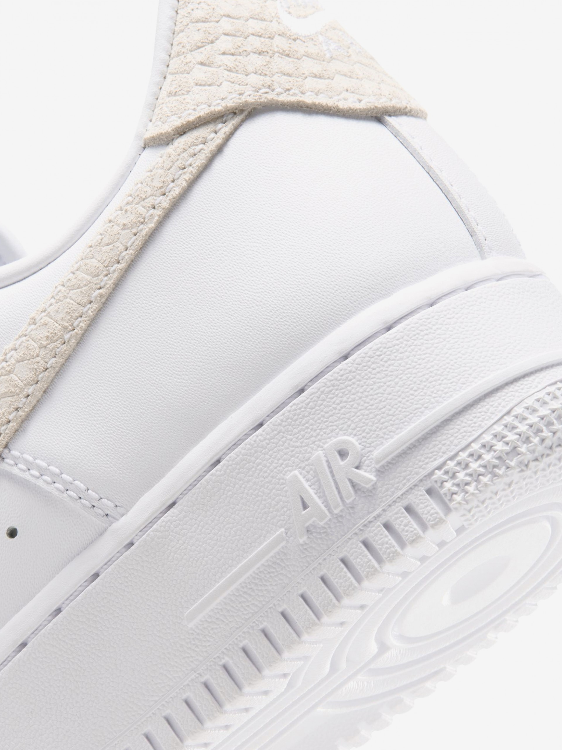 Zapatillas Nike Air Force 1 07 Blancas y Beige Para Mujer