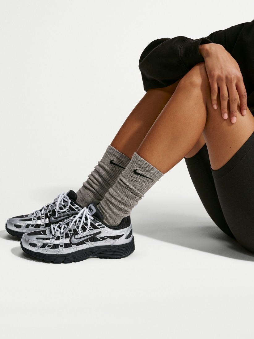 Sapatilhas Nike P-6000 Prateadas e Pretas Para Mulher Sapatilhas Nike P-6000 Prateadas e Pretas Para Mulher