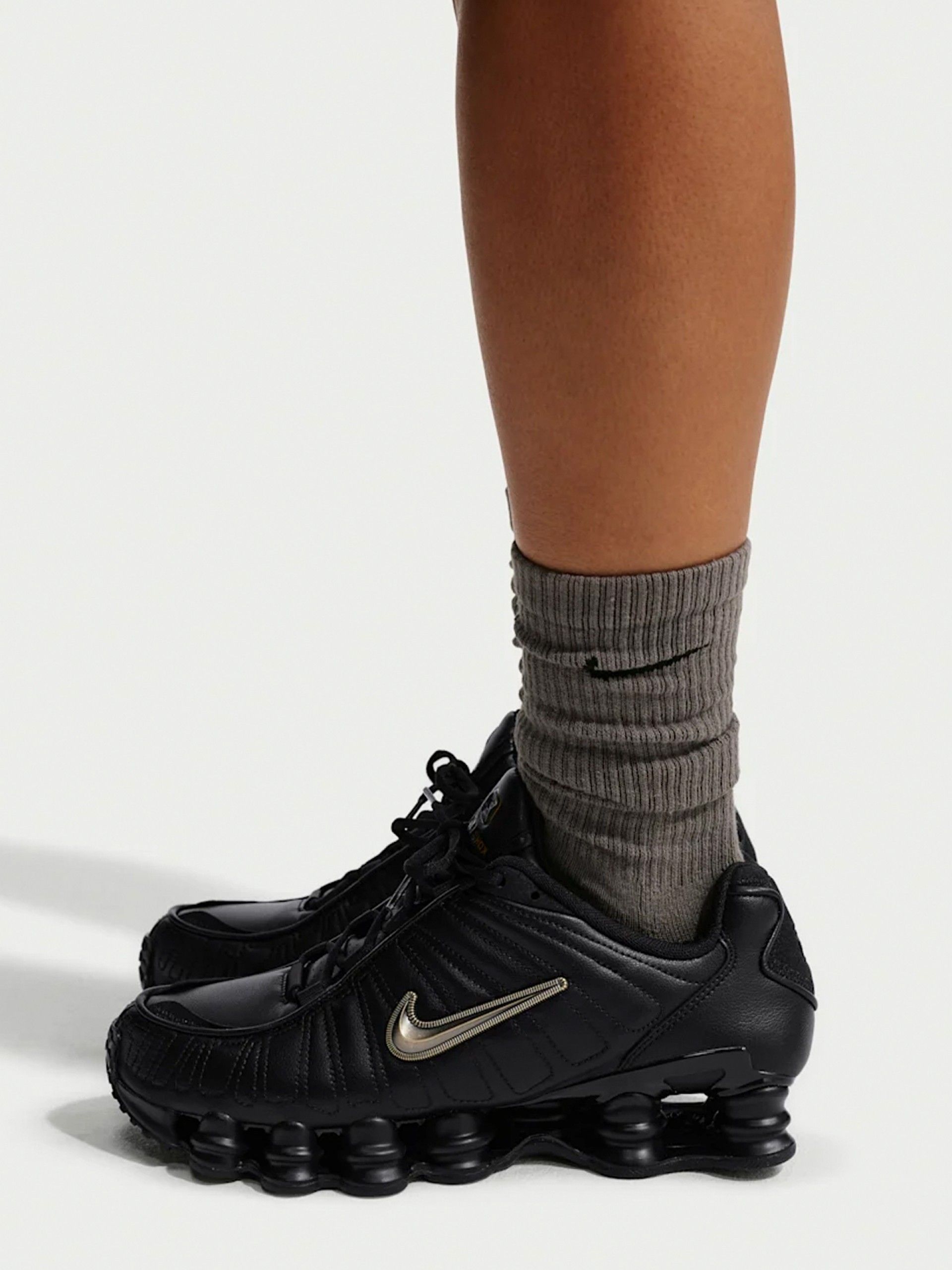 Sapatilhas Nike Shox TL Pretas e Bronze Para Mulher